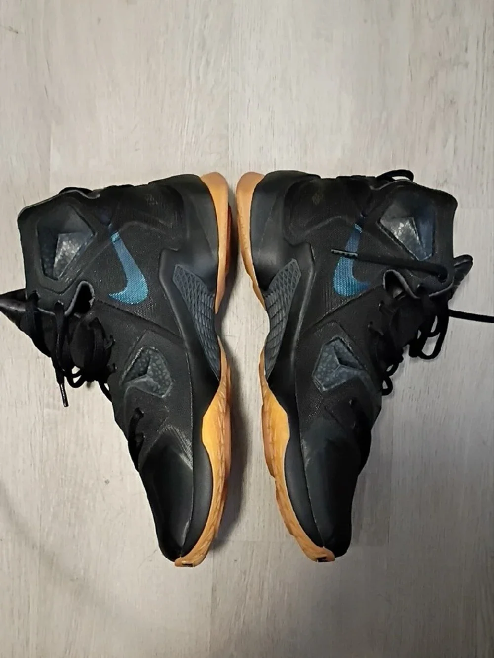 Mens- Nike Labron James 13 
